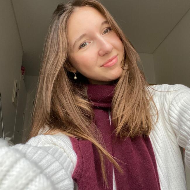 Babysitter in Paris: Leni
