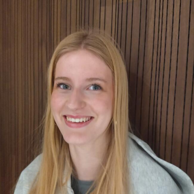 Babysitter in Sint-Niklaas: Julia