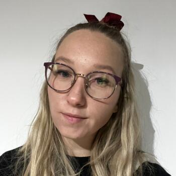 Babysitter in Ljubljana: Iza