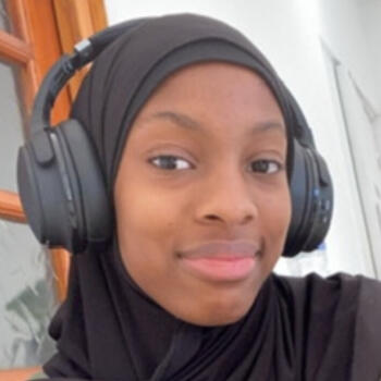 Baby-sitter Louvres: Assia