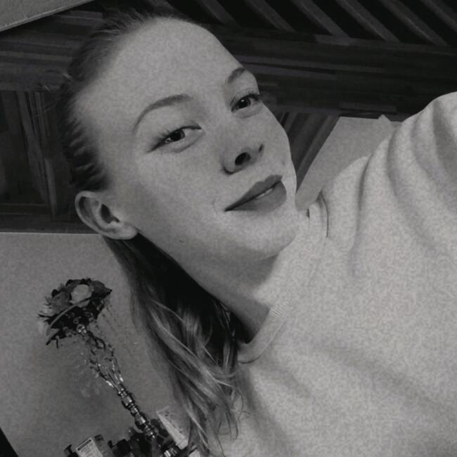 Babysitter in Saint-Denis-de-Pile: Cynthia