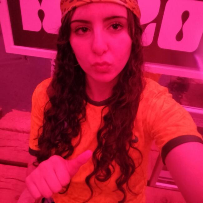 Babysitter in Saint-Romain-la-Virvée: Sara