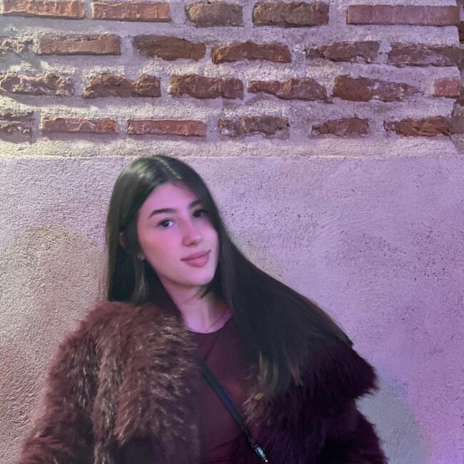 Canguro en Alcalá de Henares: Nayara