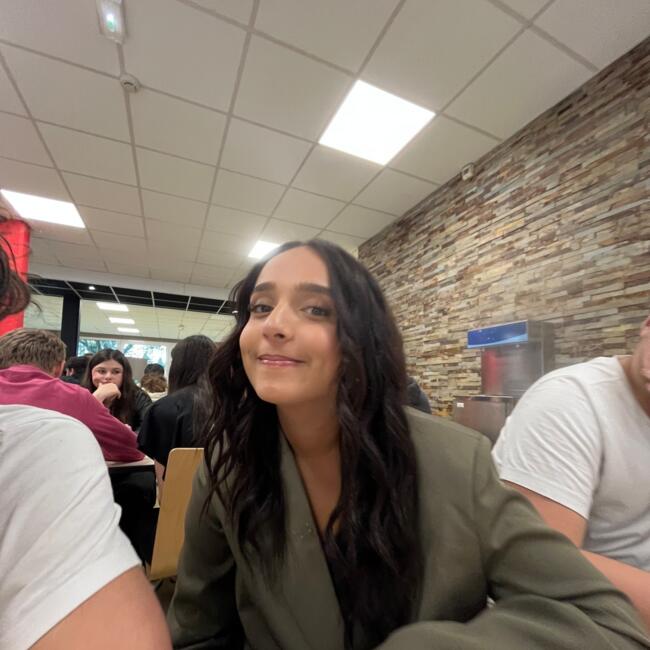 Babysitter in Mont-Saint-Aignan: Manel