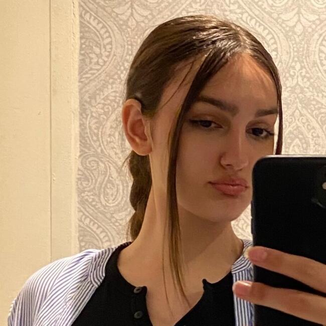 Babysitter in Crewe: Laura