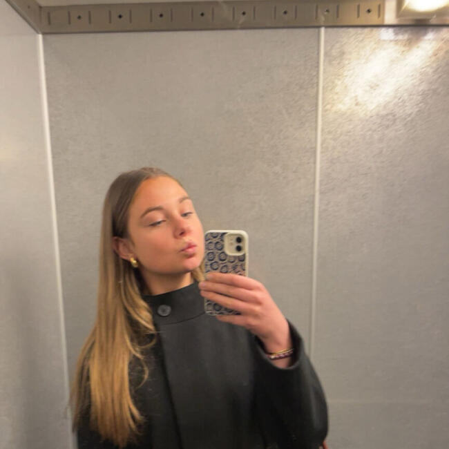 Babysitter in Couëron: Helene