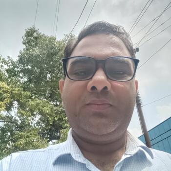 Babysitting job in Greater Noida: Mange