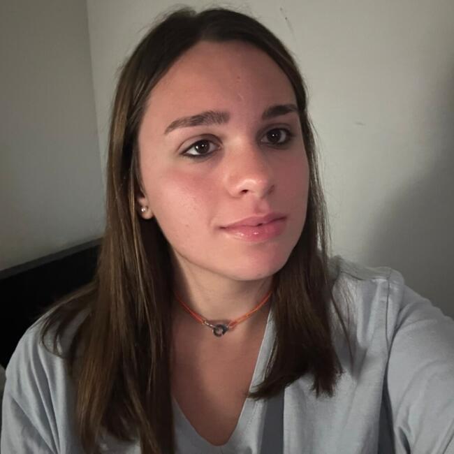 Babysitter in Fontaines-sur-Saône: Lily