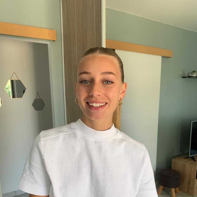 Babysitter in Saint-Julien-l'Ars: Margaux