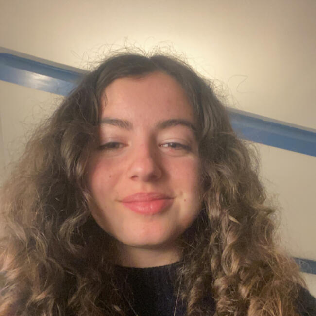 Babysitter in Fontaines-Saint-Martin: Syrine