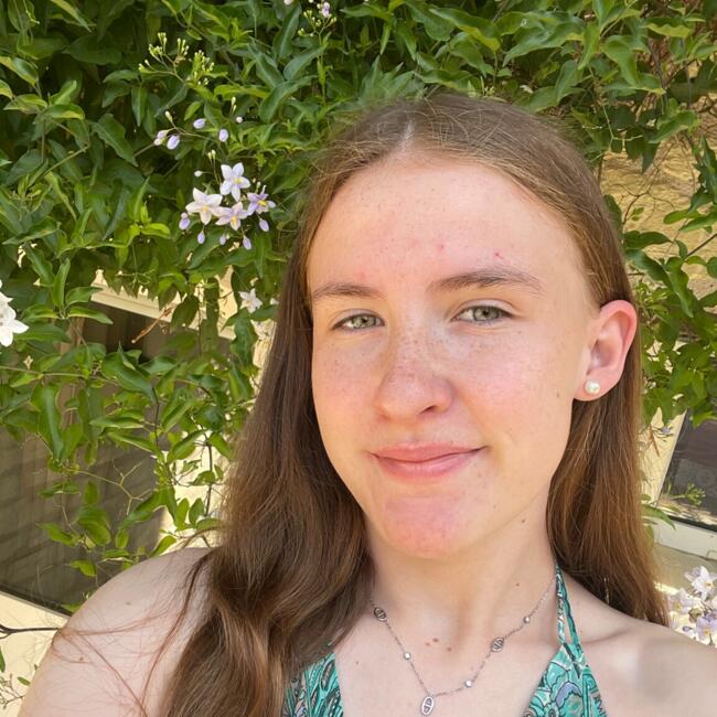 Babysitter in Les Trois-Moutiers: Lola