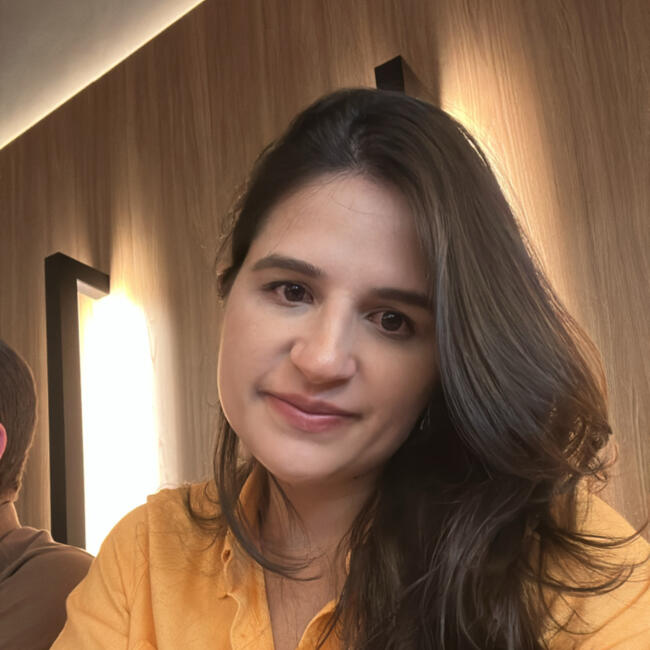 Emprego de babá em Maringá: Thaynara Campano