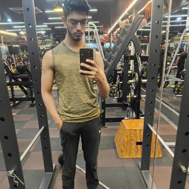 भोपाल में बेबीसिटर: Yug