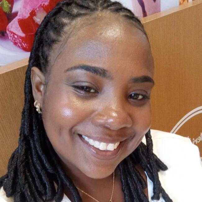 Babysitter in Salvador: Francine