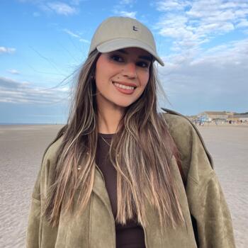 Babysitter in Cobham: Denia