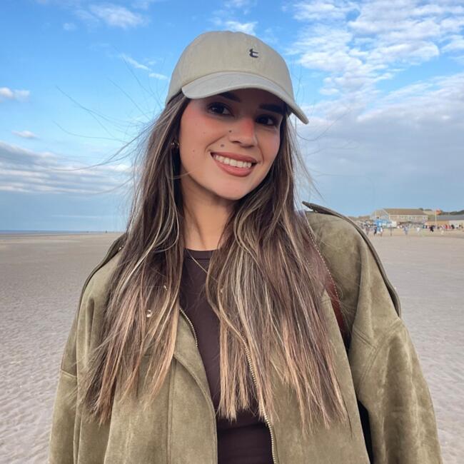 Babysitter in Cobham: Denia