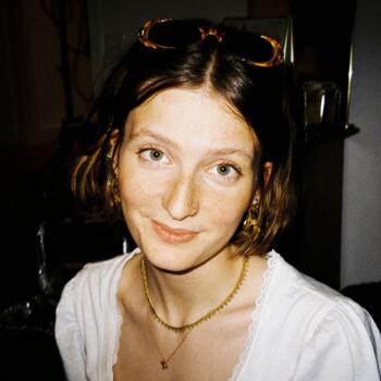 Baby-sitter in Chiètres: Nina