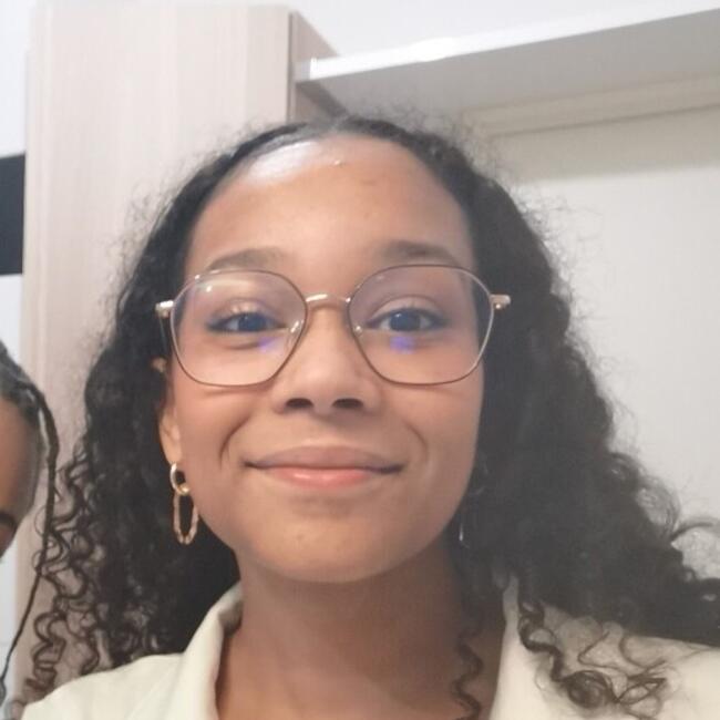 Babysitter in Saint-Herblain: Elya