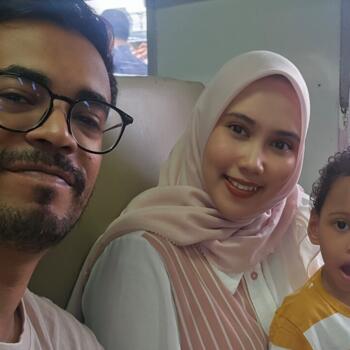 Pekerjaan nanny di Kota Cimahi: lowongan pekerjaan babysitter Helmy