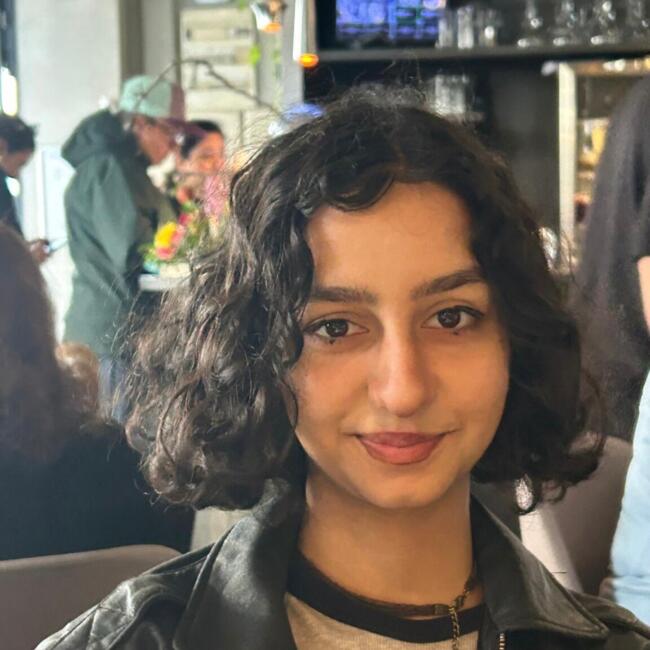 Babysitter in London: Atossa