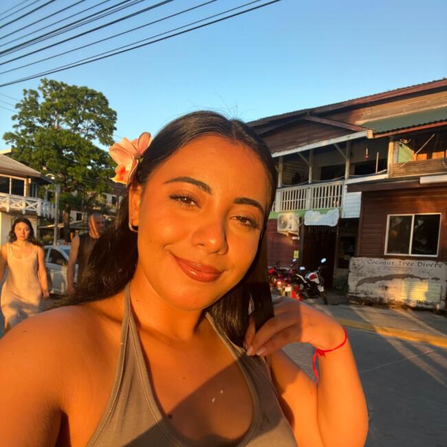 Niñera en Roatán: Angie
