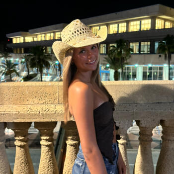 Babysitter in Fort Myers: Layla