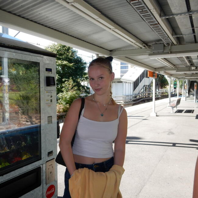 Babysitter in Sydney: Akira