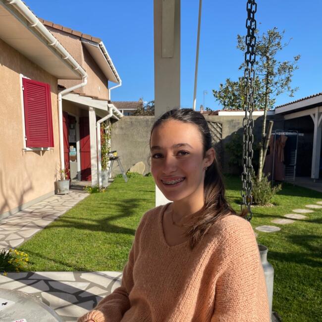 Babysitter in Saint-Christoly-de-Blaye: Flavie