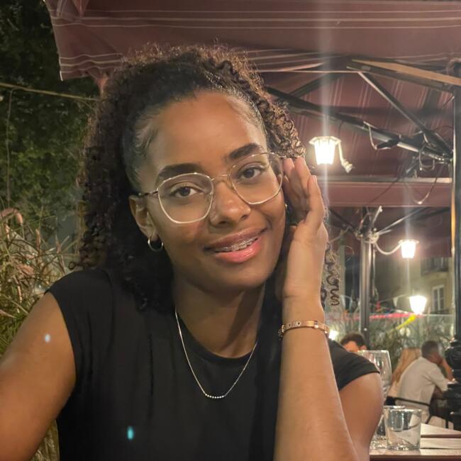 Babysitter in Almada: Daniela