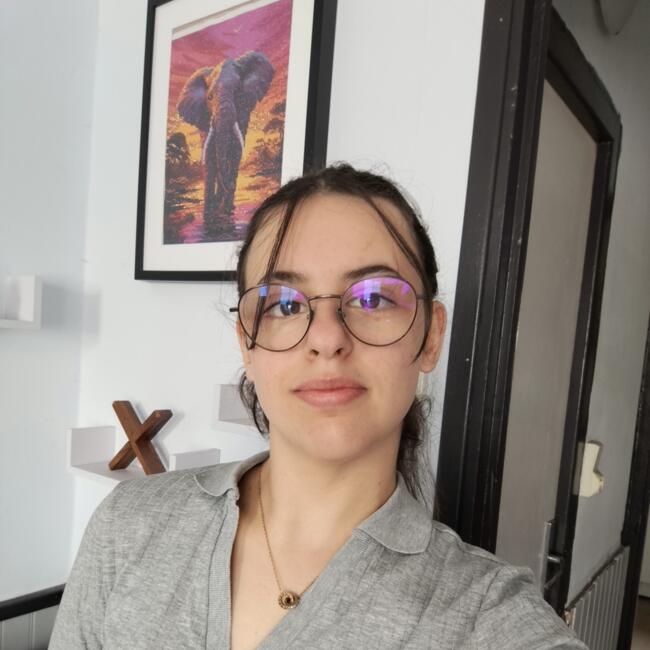 Babysitter in Caen: Meyline