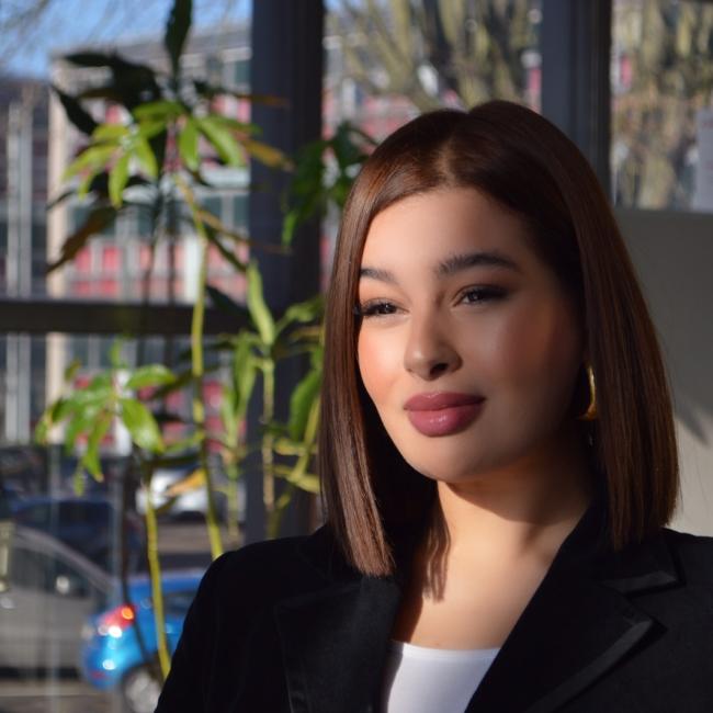 Babysitter in Mons: Yasmina