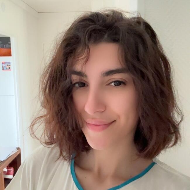 Babysitter in Hénonville: Lyna