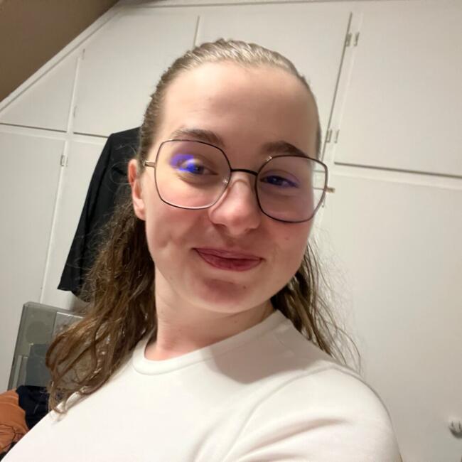 Babysitter in Rouvres (Île-de-France): Clemence