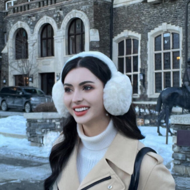 Baby-sitter in Calgary: Holly