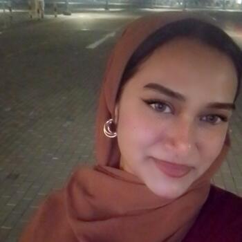 جليسة أطفال الدوحة: Khadija