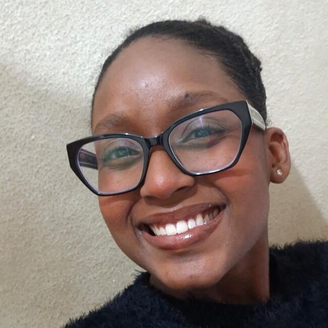 Babysitter in Governador Valadares: Emily Viana de Moura