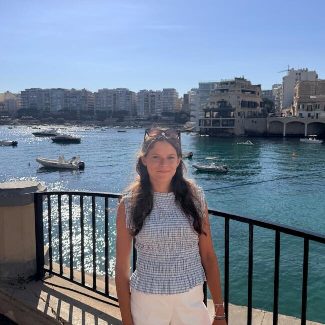Babysitter in Cannes: Théa