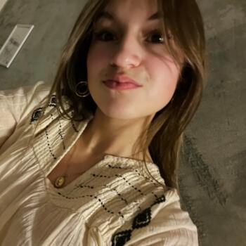 Babysitter in Lens: Ava