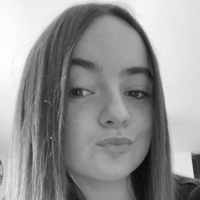Babysitter in Mésanger: Alicia