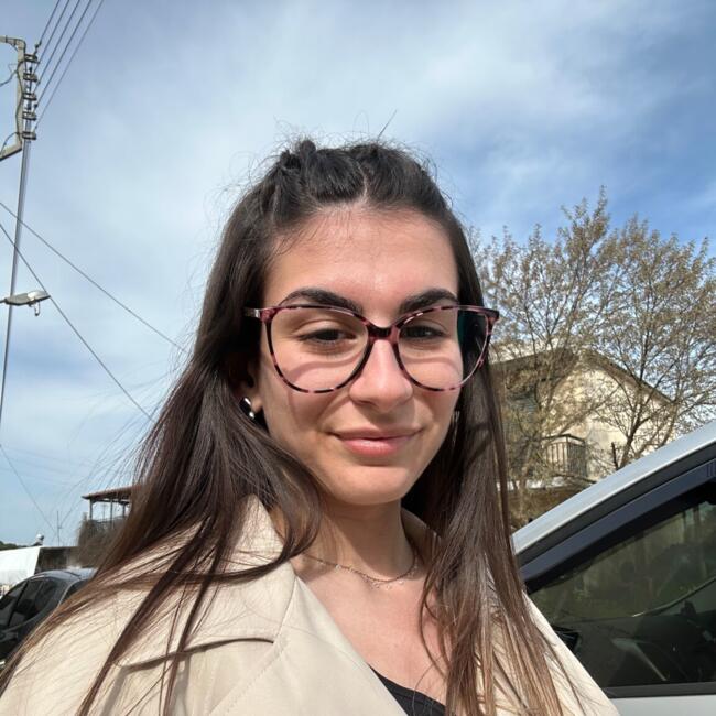 Babysitter στην περιοχή Πειραιάς: Χαριλένα