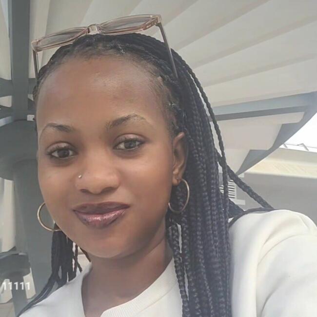 مربية أطفال في دبي: Akiding