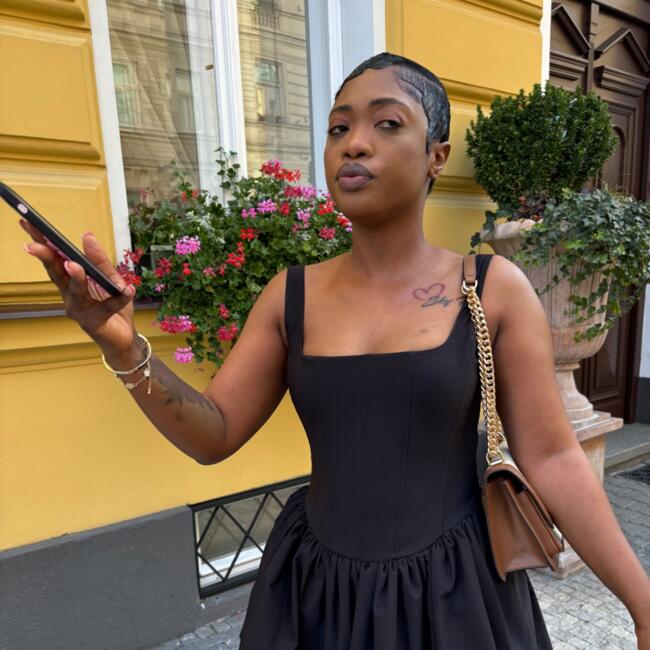 Nanny in Upplands Vasby: Yamondow