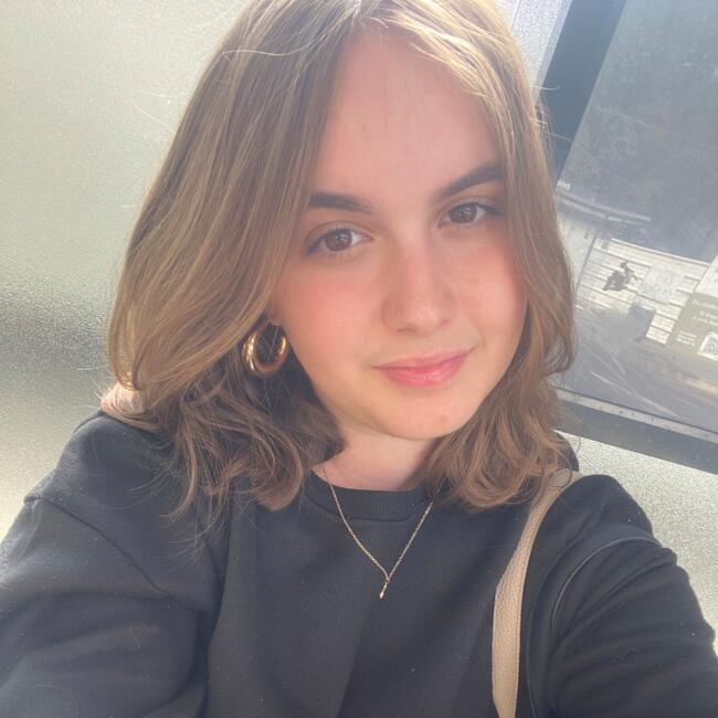 Babysitter in Angers: Staecy