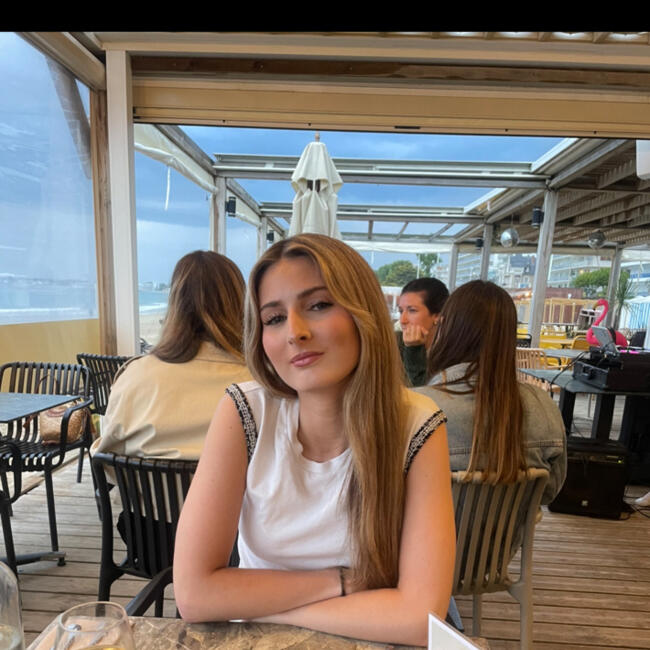 Babysitter in Paris: Chloe