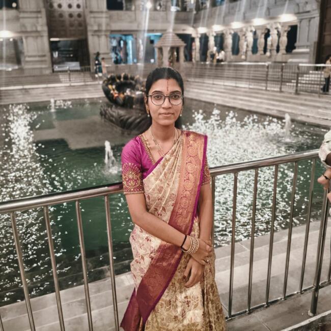 Yamjāl में बेबीसिटर: Shirisha