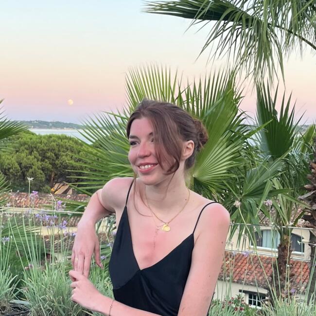 Babysitter in Courbevoie: Thaïs