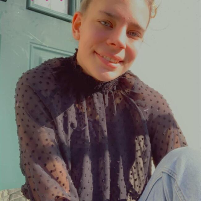 Babysitter in Saint-Georges-Buttavent: Eva