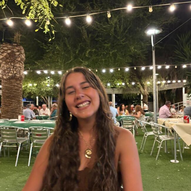 Babysitter in Seville: Mónica