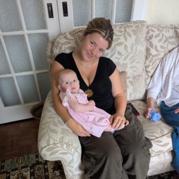 Babysitter in Sale: Cara