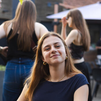 בייביסיטר ב- וילנב-ד'אסק: Eline